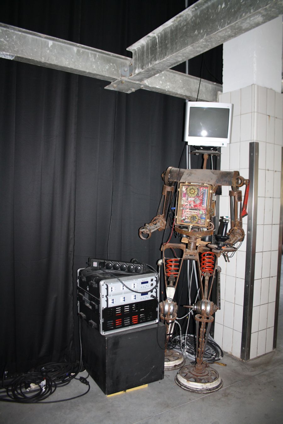 Entrée salle de spectacle Entre_pont "Robot erectus"