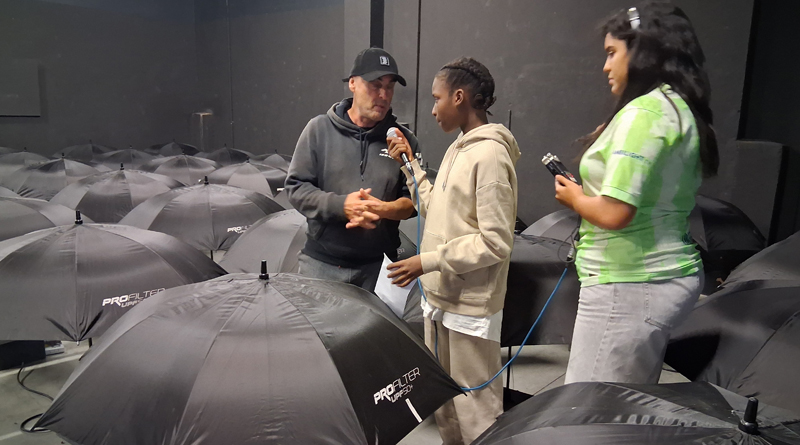 Une vague de parapluies à Artifice numérique #08